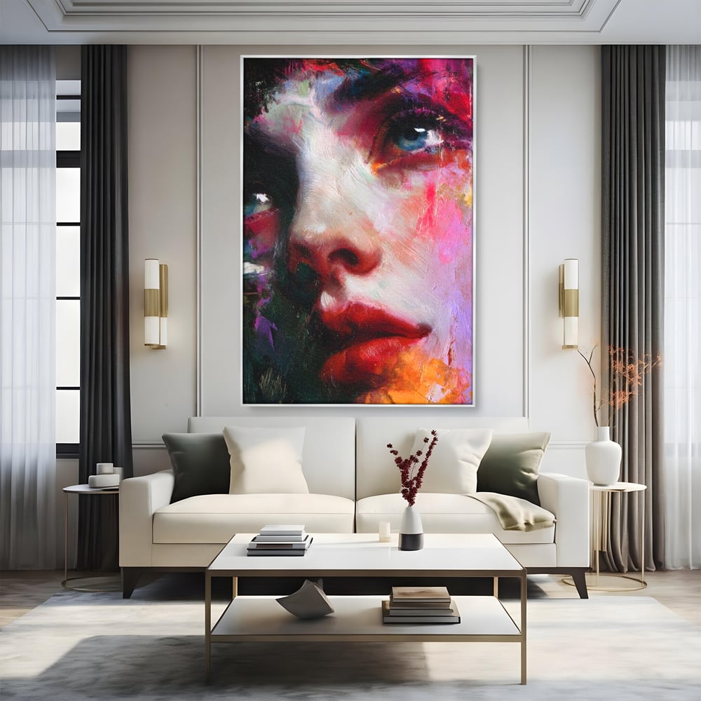 Tablou canvas cu tablou canvas cu portret expresionist de femeie, in rama de aluminiu argintiu, pe perete intr-un living